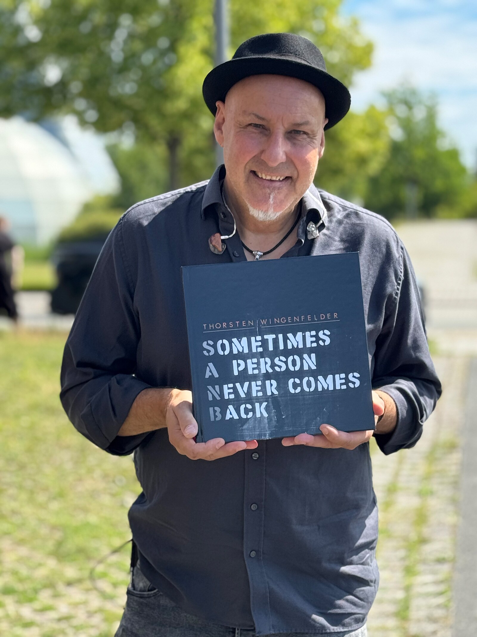Thorsten Wingenfellder hält ein Buch in der Hand
