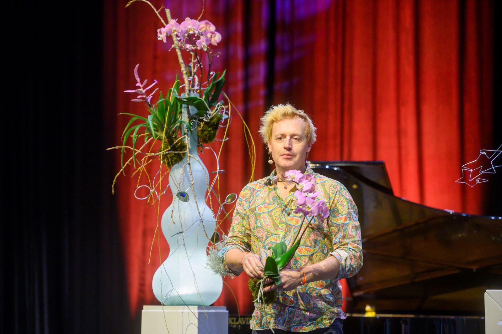 Der Floralkünstler Björn Kroner bei seiner Show auf der Lebensart Bühne