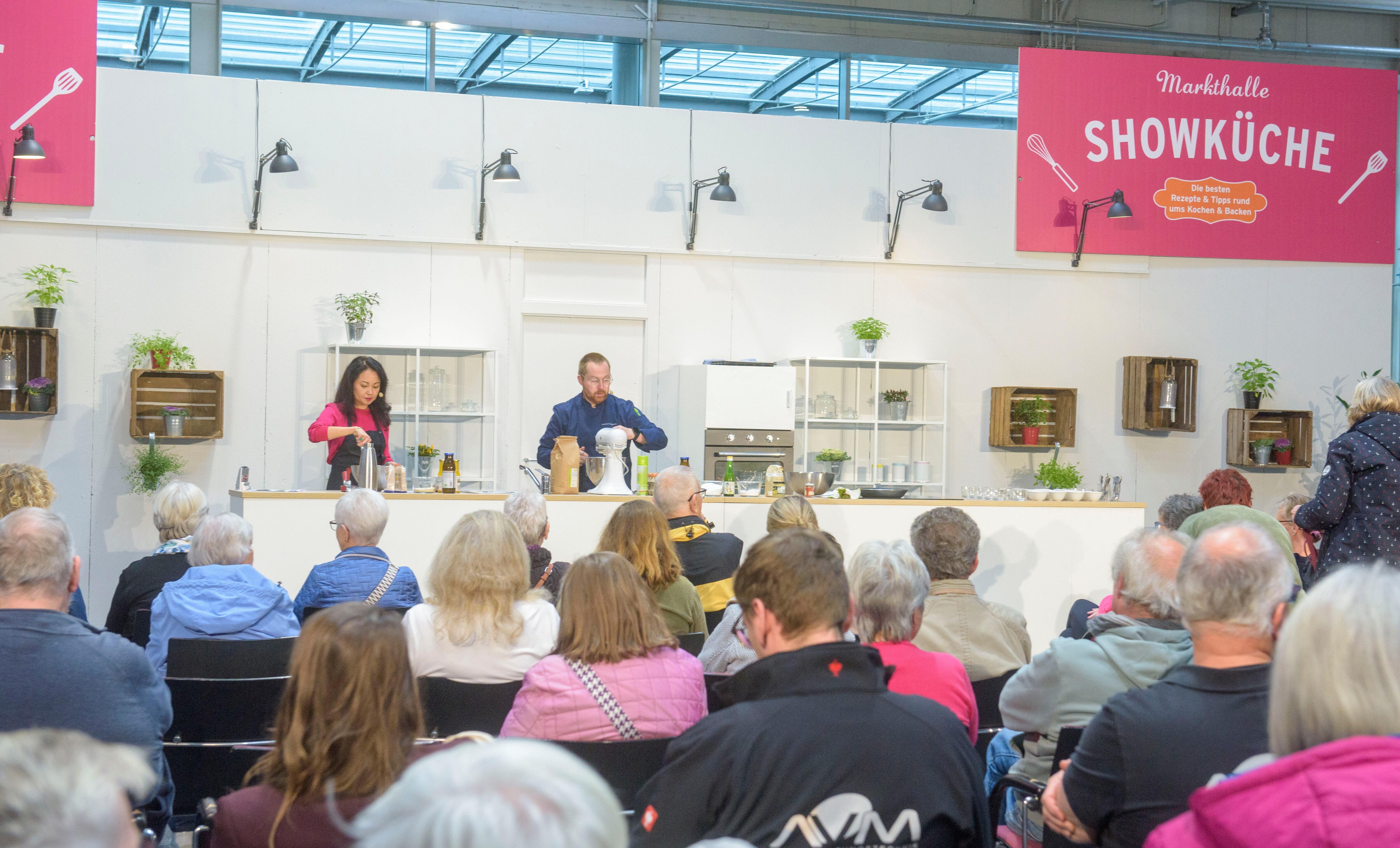 Die Showküche in der infa Markthalle mit Publikum